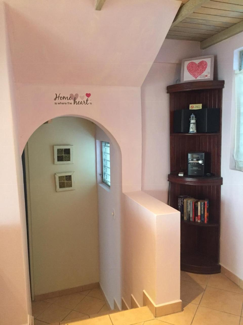 Cozy With At Walking Distance And Pool