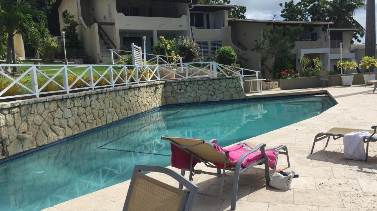 Cozy With At Walking Distance And Pool