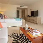 Hodges Bay Resort & Spa, An Hq Luxury Resort & Residences